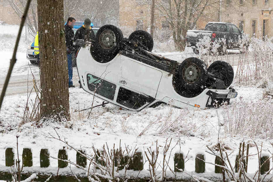 Der weiße Lada Niva ist eigentlich ein robuster russischer Geländewagen. Aber diese Straße war selbst ihm zuviel...