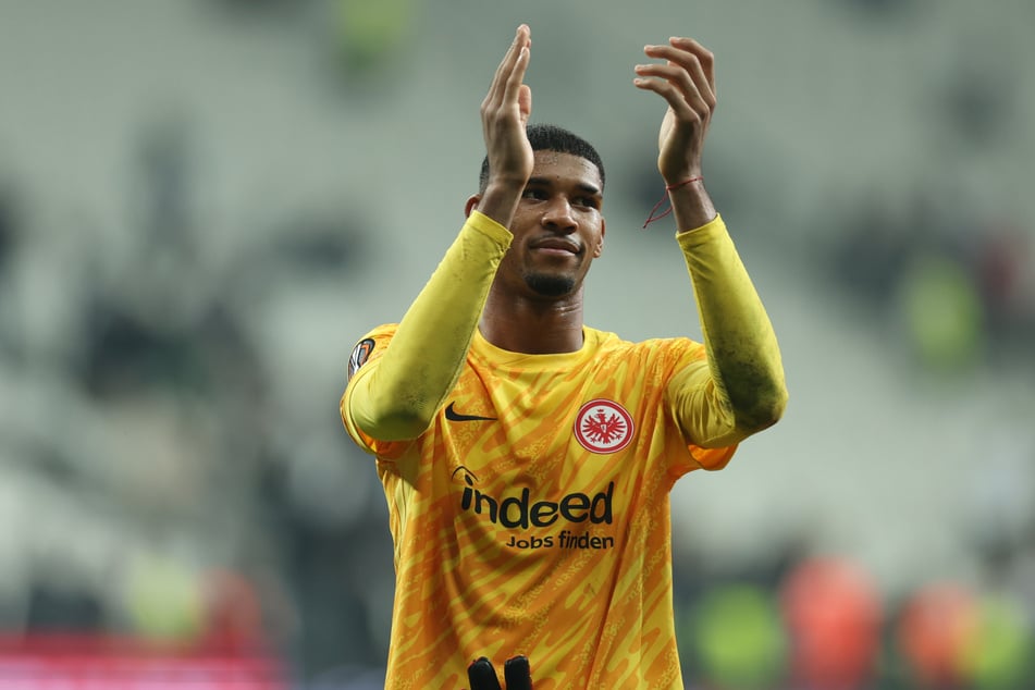 Eintracht Frankfurts Ersatztorwart Kauã Santos (21) ließ sich nach seiner bärenstarken Performance beim 3:1-Sieg gegen Besiktas Istanbul im Anschluss zu Recht von den Fans feiern.