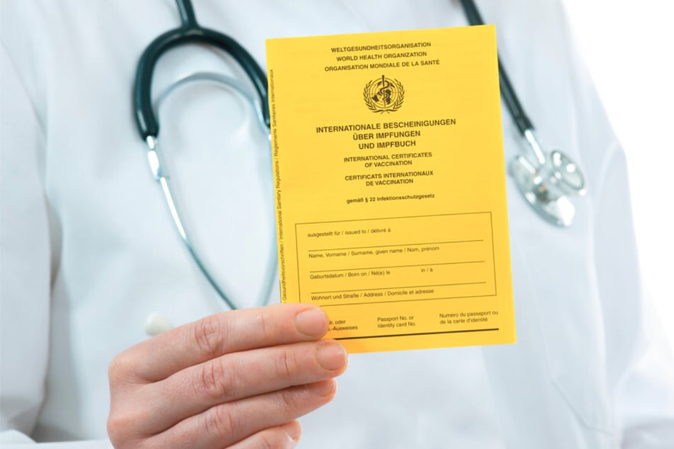 Ein Blick in den Impfpass zeigt schnell, ob der Hepatitis-Schutz vollständig ist.