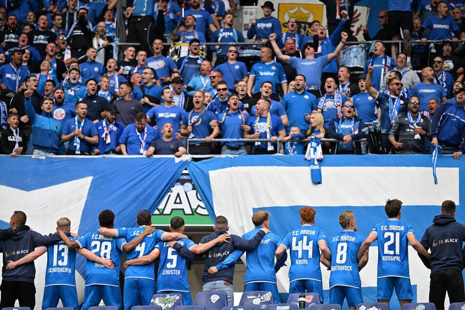 Bild der Vorsaison: 8000 Gästefans begleiteten das Team nach Hannover und machten auf den Rängen das Auswärts- zu einem Heimspiel.