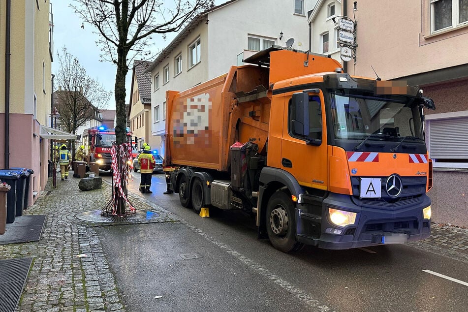 Der Mülllaster erfasste die Frau auf der linken Straßenseite.