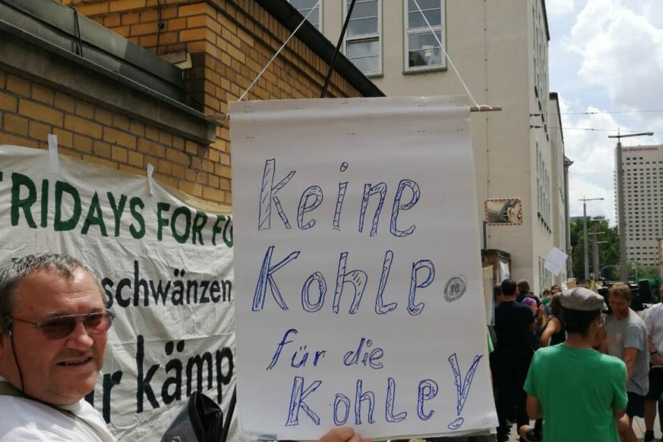 Einige Demonstranten fertigten kreative Banner und Plakate.