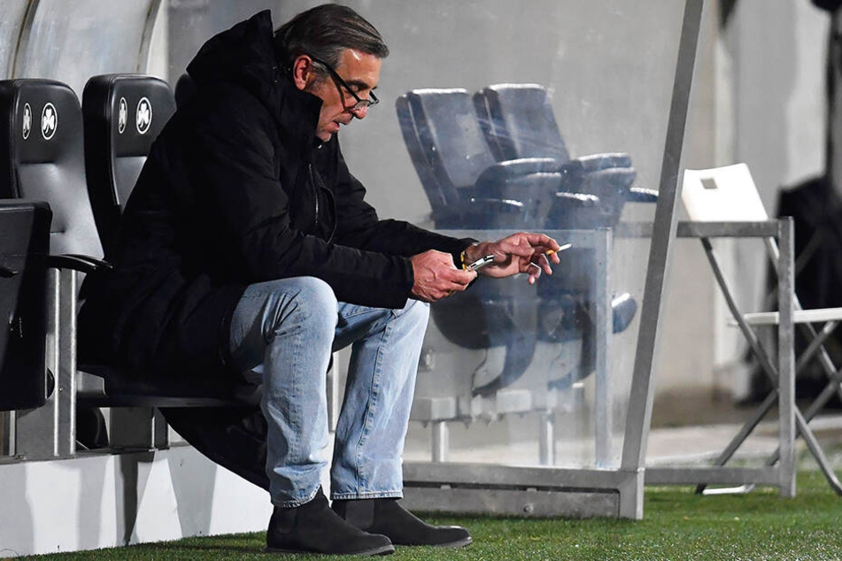Dynamo-Sportdirektor Ralf Minge saß nach der Partie allein auf der Ersatzbank.