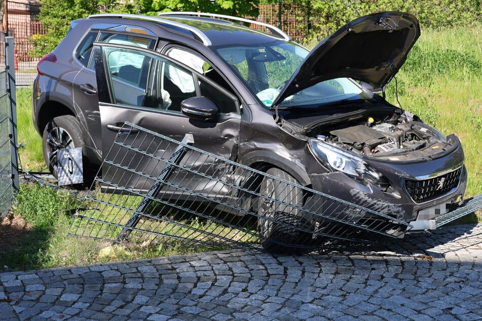 Nach dem Zusammenprall wurde der Peugeot an einen Zaun geschleudert.
