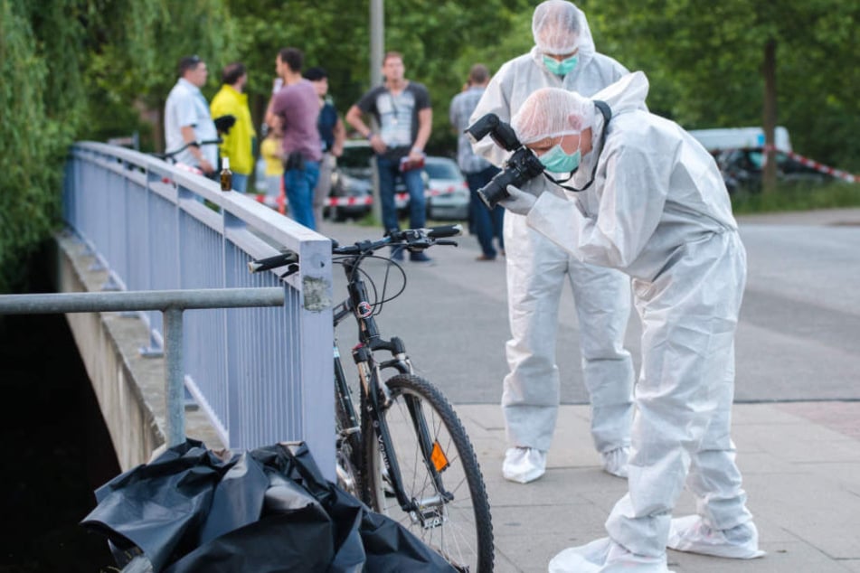 Ein Ermittler der Polizei fotografiert in Neuallermöhe das Fahrrad des getöteten 28-Jährigen.