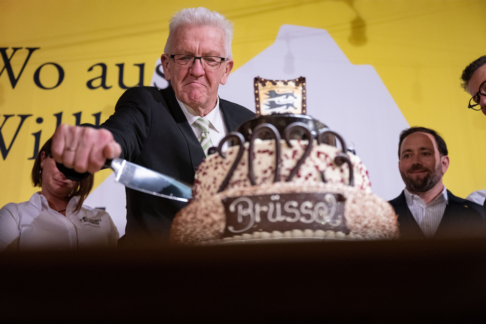 Winfried Kretschmann (74, Bündnis 90/Die Grünen, M.) schneidet beim Neujahrsempfang die Torte an.