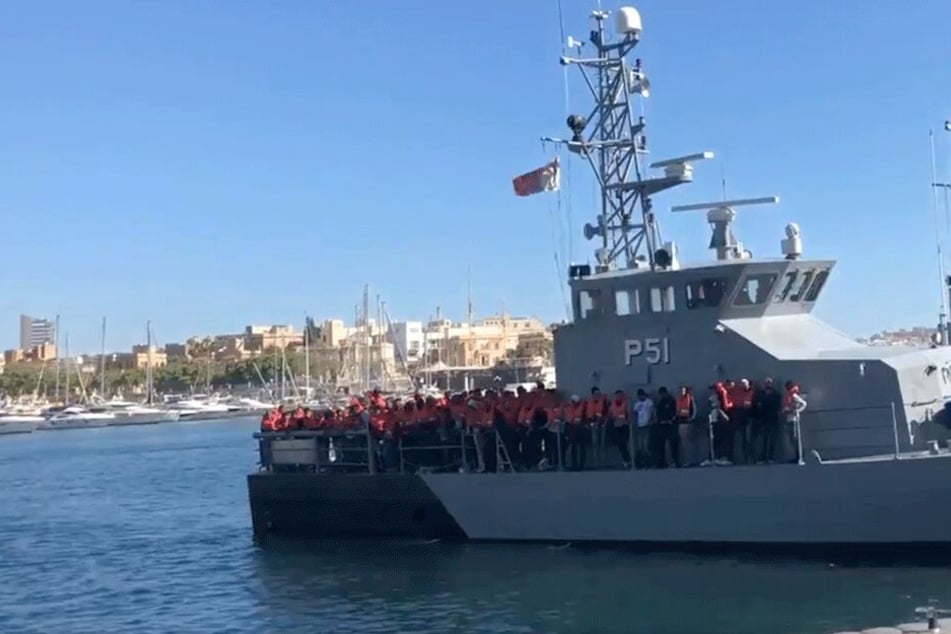 Das Rettungsboot mit den 85 Migranten läuft im Hafen von Valletta ein.