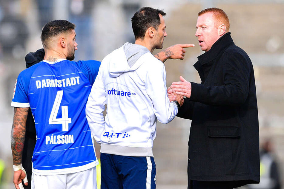 Darmstadts Interimstrainer Kai Peter Schmitz (M.) hat in einem Spiel mehr Punkte geholt als sein Dresdner Kollege Maik Walpurgis in fünf Partien seit Jahresbeginn