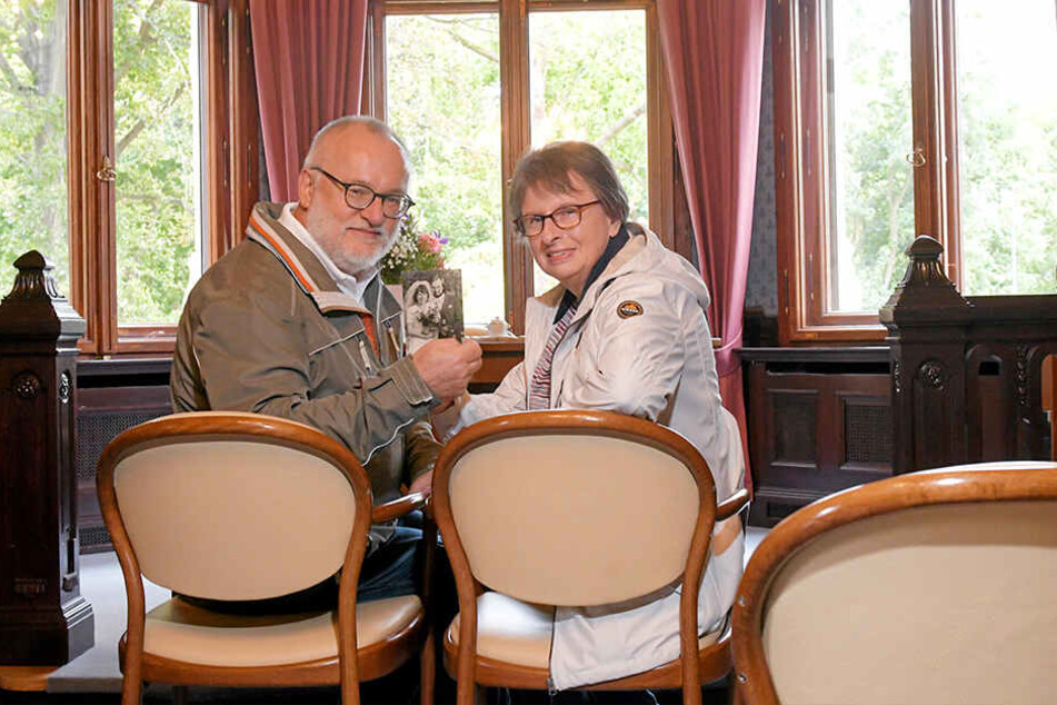 Schauten sich am Montag zum Tag der offenen Tür im Standesamt um: Barbara und Norbert Lutzner.