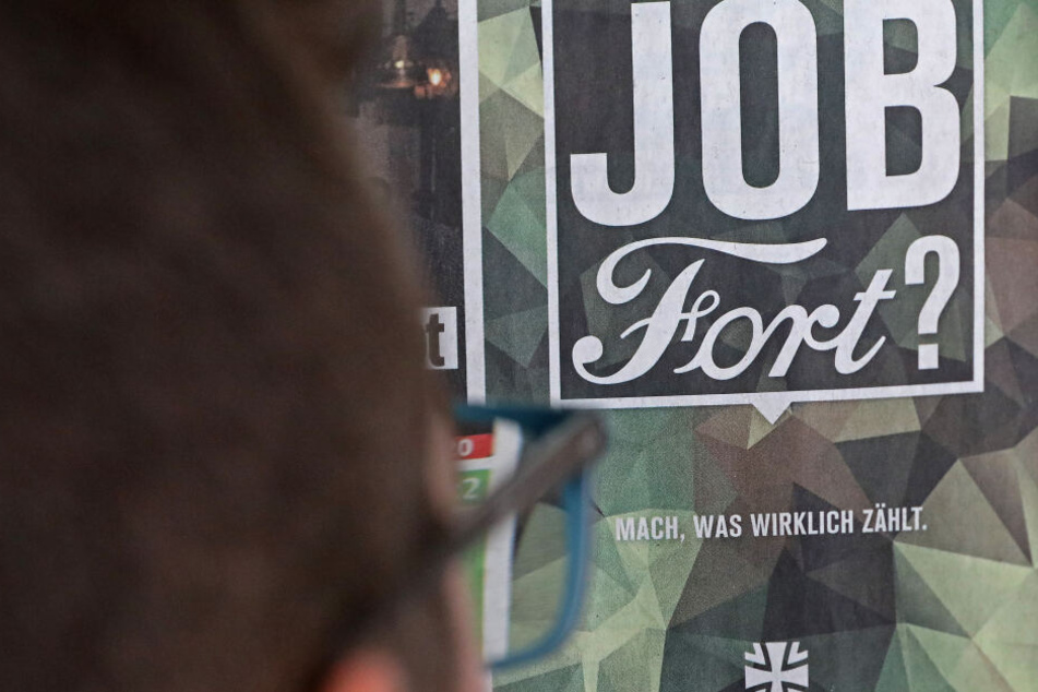 Der Betriebsrat von Ford Europa kritisiert die Bundeswehr für eine Zeitungsanzeige.