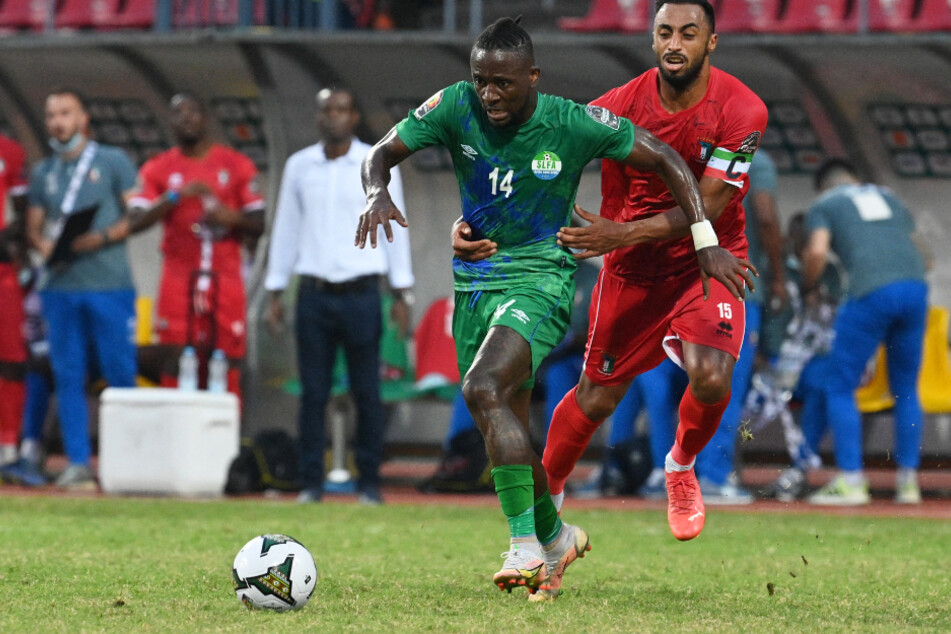 Mohamed Buya Turay (27, l.) absolvierte bislang elf Einsätze für die Nationalmannschaft von Sierra Leone.