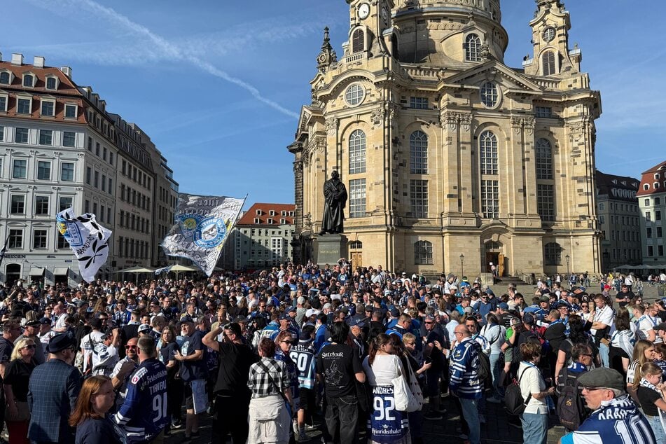 Die Dresdner feierten ihre Eishockey-Helden.