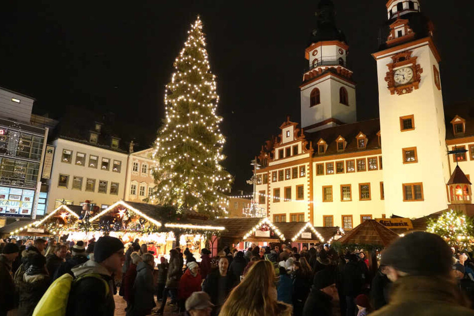 Dichtes Gedränge am Samstag auf dem Chemnitzer Weihnachtsmarkt.