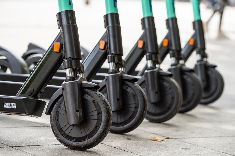 Die Polizei hat bei Kontrollen in Chemnitz insgesamt sechs E-Scooter-Fahrer erwischt, die betrunken waren oder unter Drogen standen. (Symbolbild)
