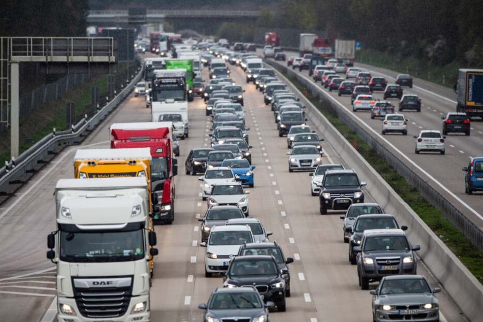 Autos und Lastwagen stehen auf der Bundesautobahn 7 in Richtung Norden im Stau.