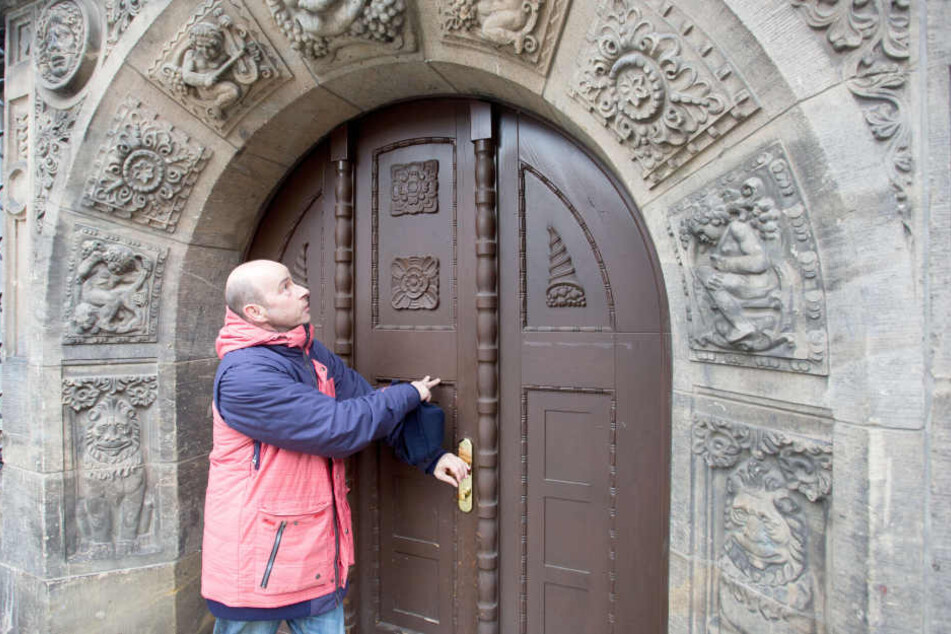 MOPO-Redakteur Torsten Schilling (50) scheitert am Hintereingang des Rathauses. Früher war die Tür zum Jakobikirchplatz stets offen.