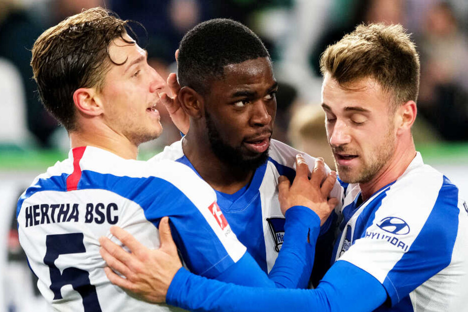 Jordan Torunarigha (M.) erzielte seinen ersten Liga-Treffer in dieser Saison für Hertha BSC. Lukas Klünter (r.) bereitete den Siegtreffer durch Lukebakio vor.