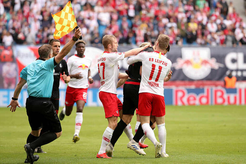 Konrad Laimer stieß Keven Schlotterbeck nach einem Zweikampf um, bekam aber nur Gelb.