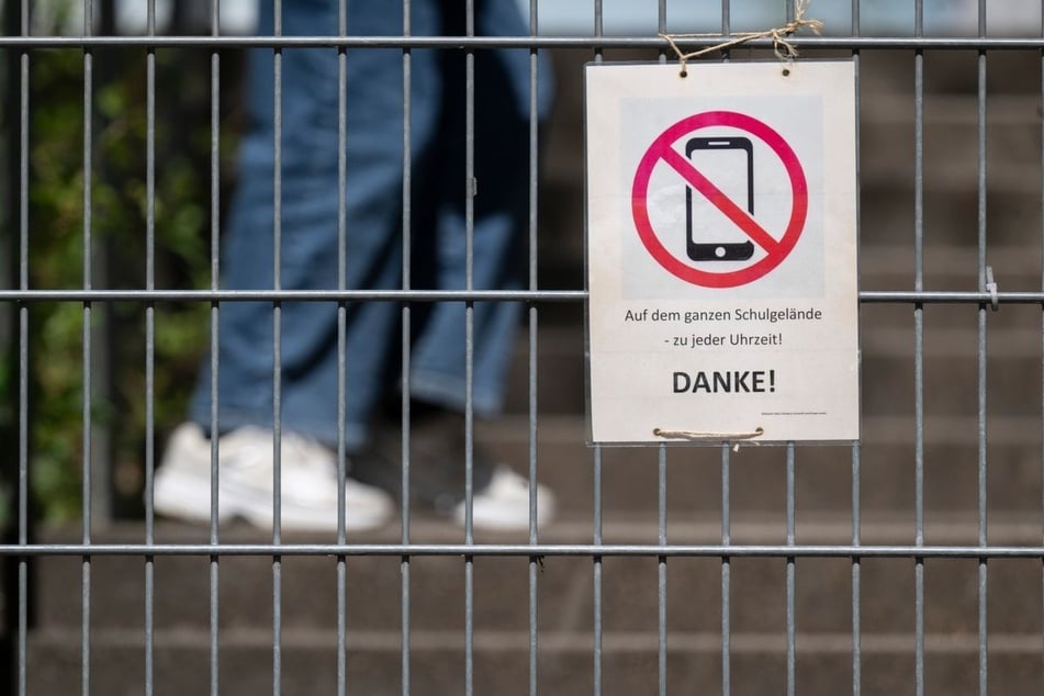 Die Nutzung von Smartphones soll bald auf Schulhöfen und in Klassenräumen eingeschränkt werden. (Symbolbild)