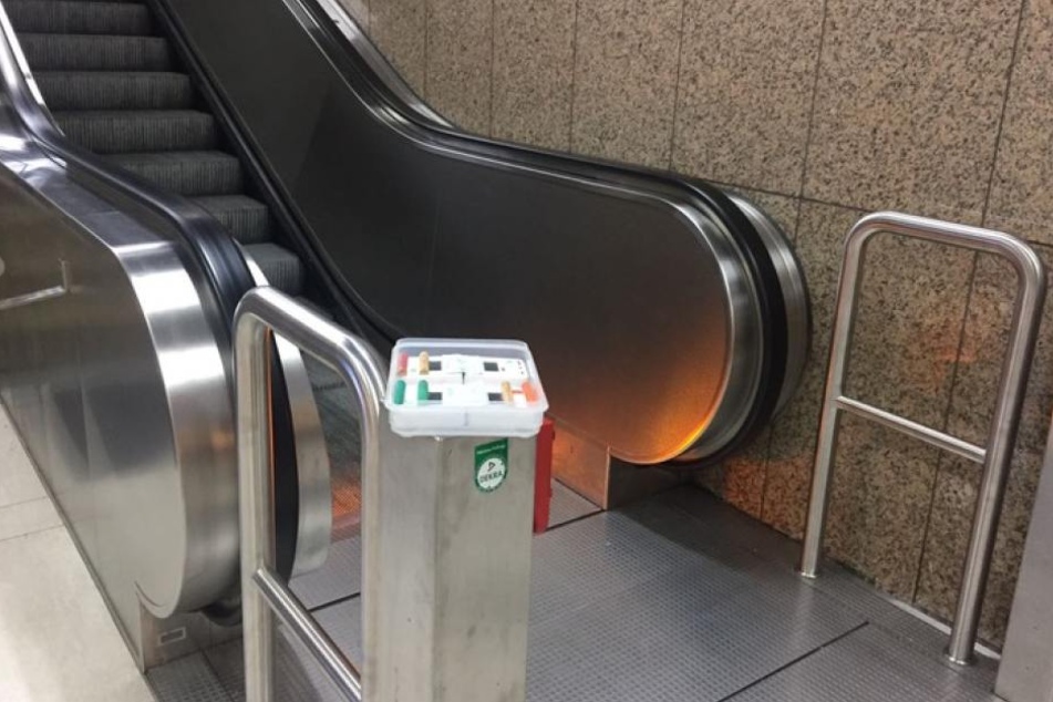 An einer Rolltreppen-Säule wurde die Box von einem Unbekannten aufgestellt.