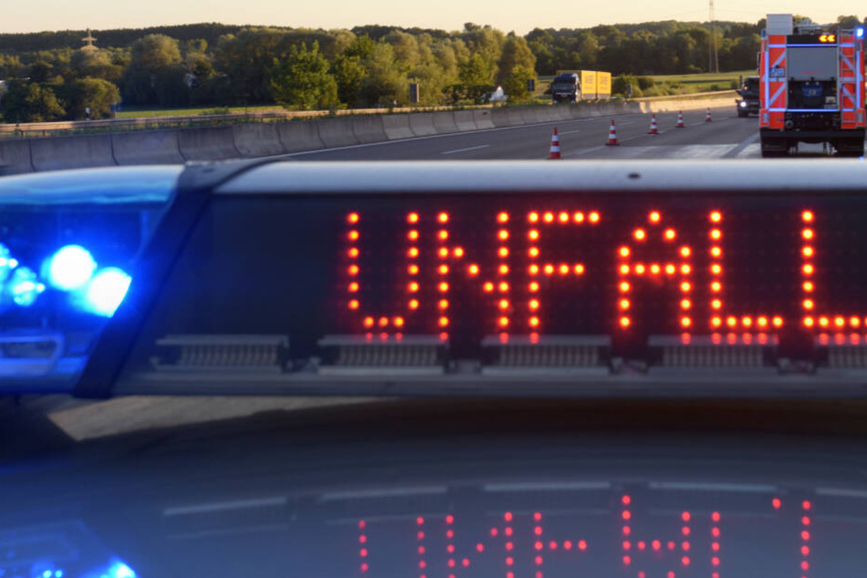 Die Polizei musste einen Teil der A3 nach einem Unfall sperren. (Symbolbild)