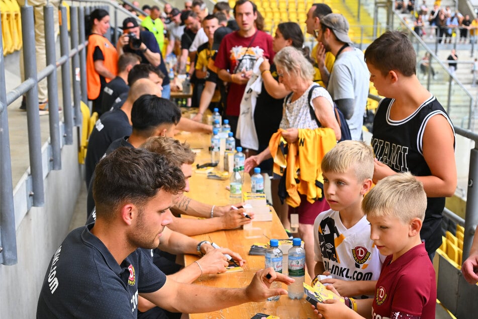 Die Autogramme waren bei den Fans heiße Ware.