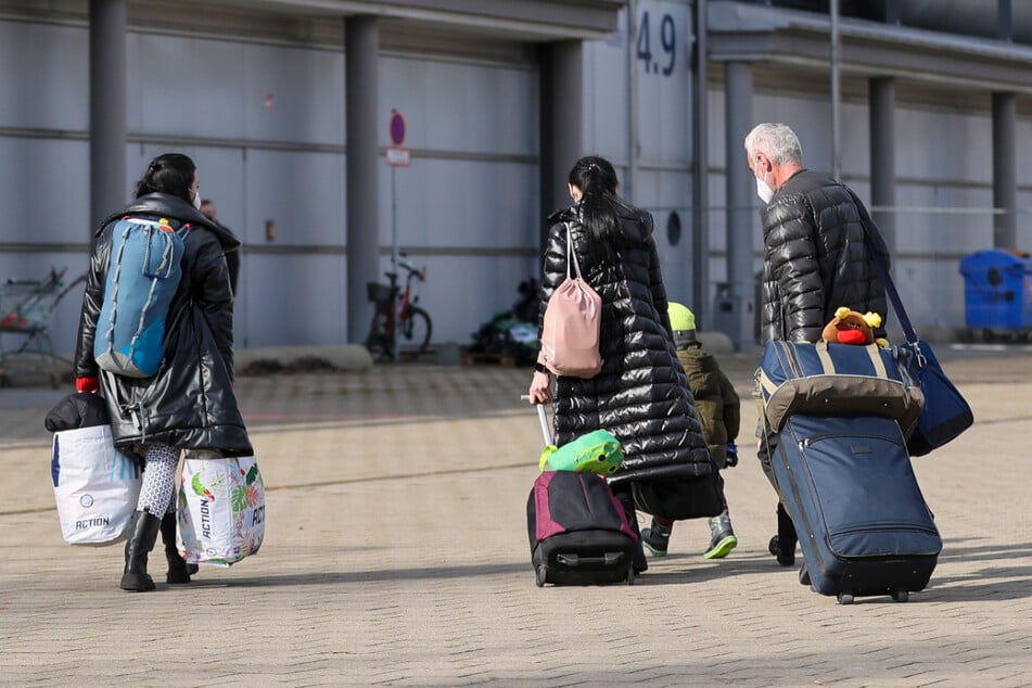 Aus der Ukraine geflüchtete Menschen auf dem Weg zu einer Erstaufnahmeeinrichtung auf der Leipziger Messe. Per Antrag wollte die CDU die Bedingungen für Asylsuchende in Leipzig nun verschlimmern.