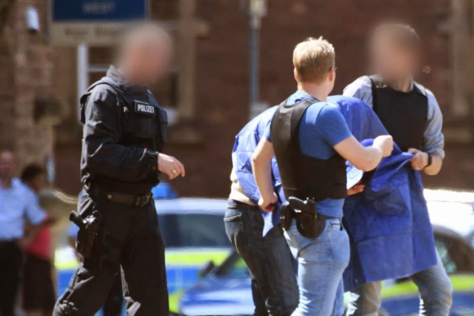 Der Terrorverdächtige Islamist Magomed-Ali C. wird nach einem Haftprüfungstermin beim Bundesgerichtshof von Polizeibeamten zu einem Hubschrauber geführt.