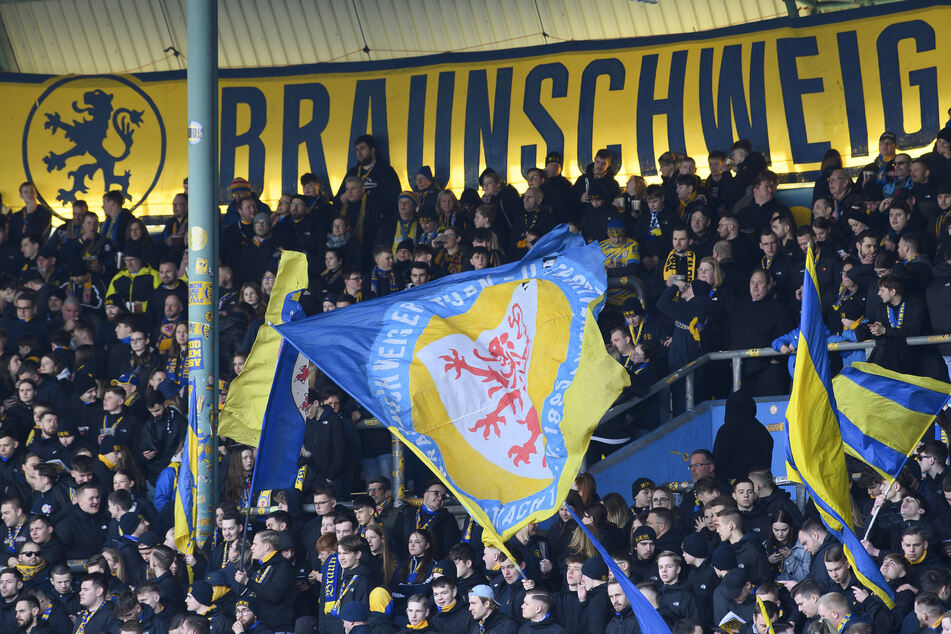 Fans der Eintracht Braunschweig hatten eine brenzlige Anreise zur Zweitligabegegnung beim 1. FC Nürnberg.