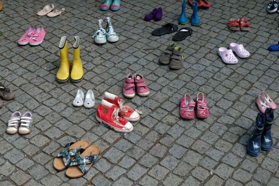 Jedes Paar Schuhe steht für eines der Missbrauchsopfer von Lügde.