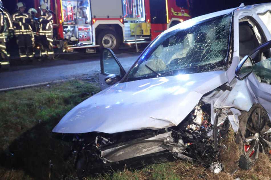 Schwerer Unfall: Autofahrer kommt bei Wilsdruff von Straße ab und wird eingeklemmt