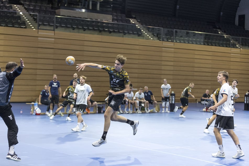 Direkt bei seinem ersten Versuch donnerte Nils Fuhrmann (23, Mitte) den Ball ins Tor - und erzielte seinen ersten Treffer für den HCE.