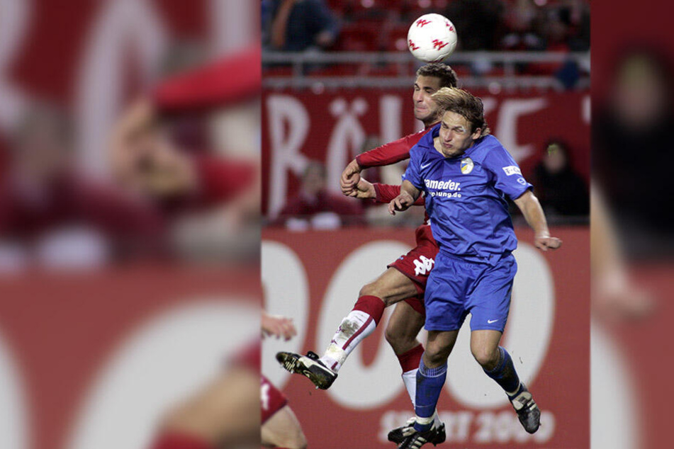 8. Dezember 2006, Betzenberg: Toni Wachsmuth (vorn) im Trikot des FC Carl Zeiss Jena beim Kopfballduell mit dem damaligen Lauterer Azar Karadas.