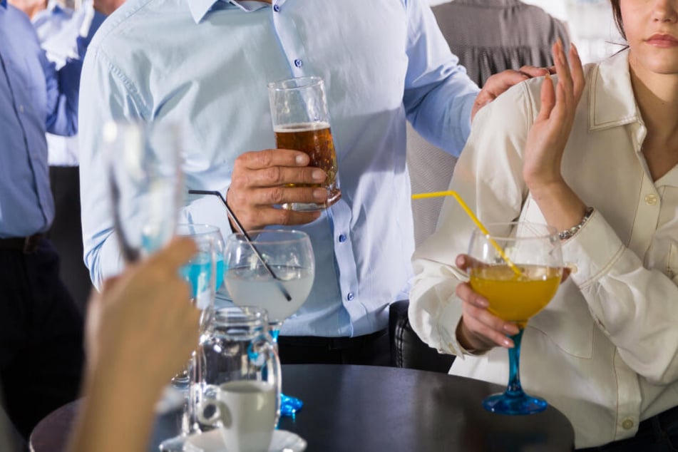 Die Polizei rät: Nimm von Fremden keine offenen Drinks an!