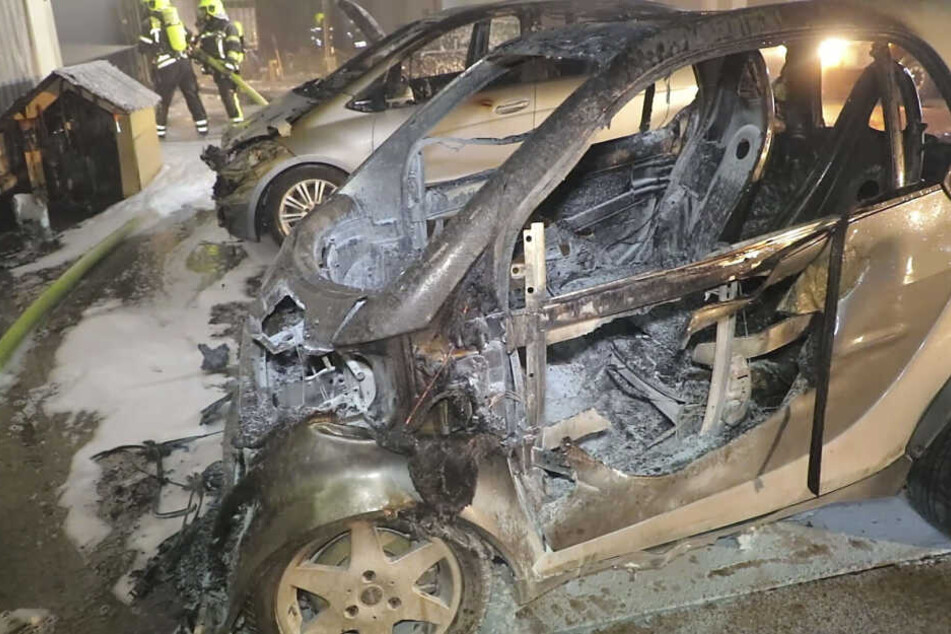 Auch Autos sind den Flammen zum Opfer gefallen.