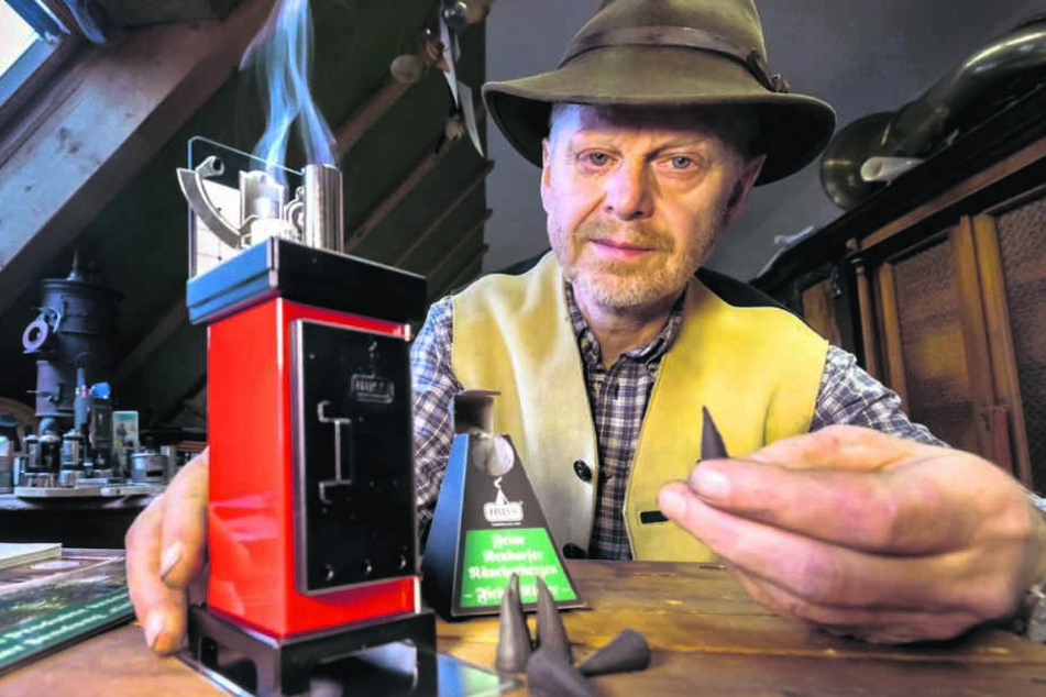 Räucherkerzen mit Tradition: Jürgen Huss (58) aus Sehmatal im Erzgebirge.