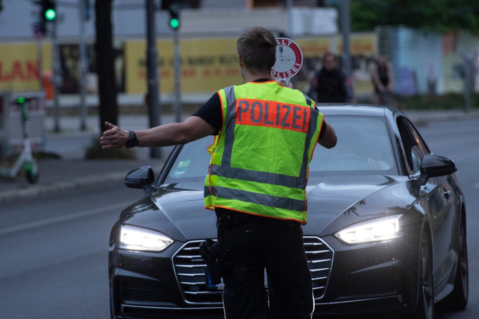 Als die Polizei einen Autofahrer (26) kontrollieren wollte, ergriff dieser kurzerhand die Flucht! Die Beamten stellten ihn wenig später. (Symbolbild)