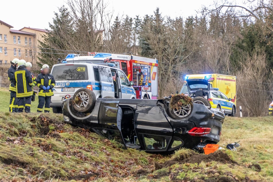 Im Erzgebirge kam es am Samstagnachmittag zu einem schweren Unfall: Ein BMW überschlug sich auf der B180 in Burkhardtsdorf.