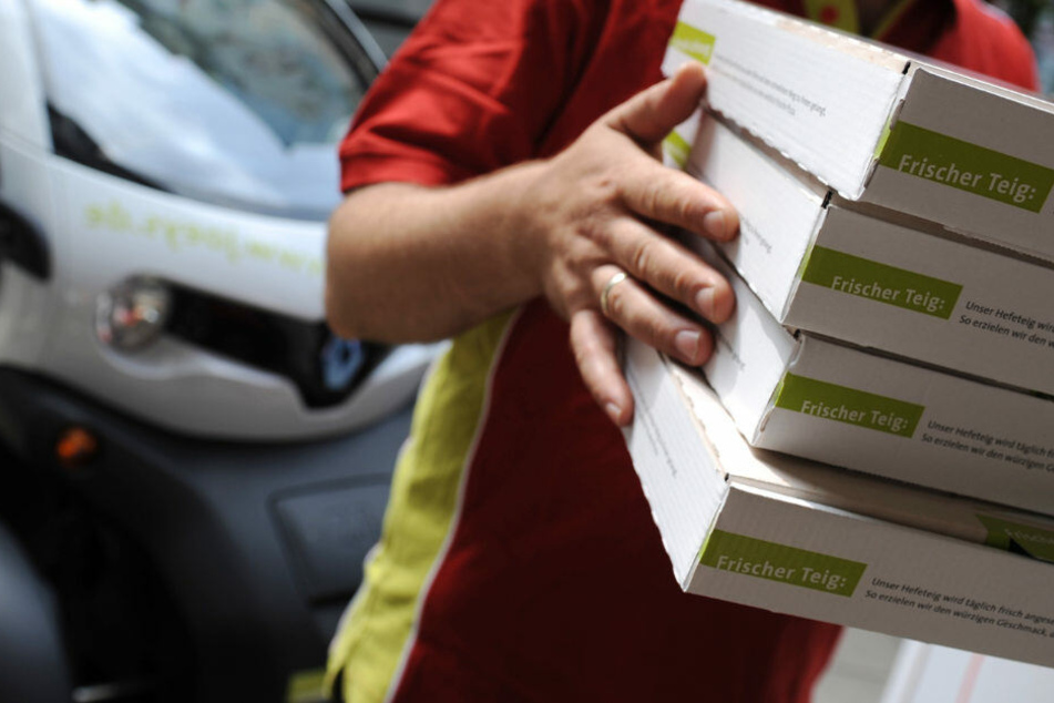 Sechs Pizzaboten wurden von dem Mann überfallen.