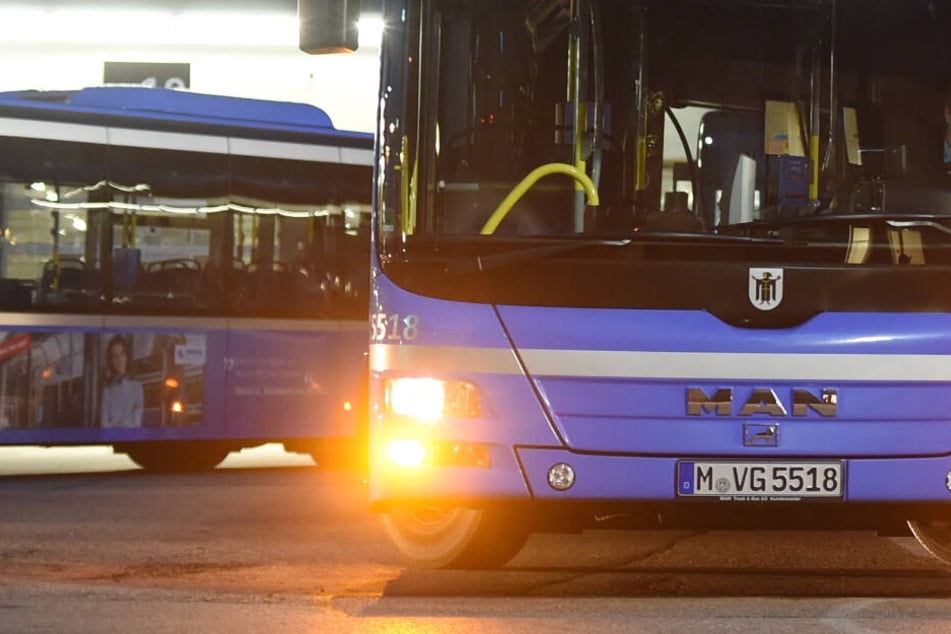 Was für ein Hindernis war dem Bus im Weg, sodass der Fahrer eine Vollbremsung machen musste? (Symbolbild)