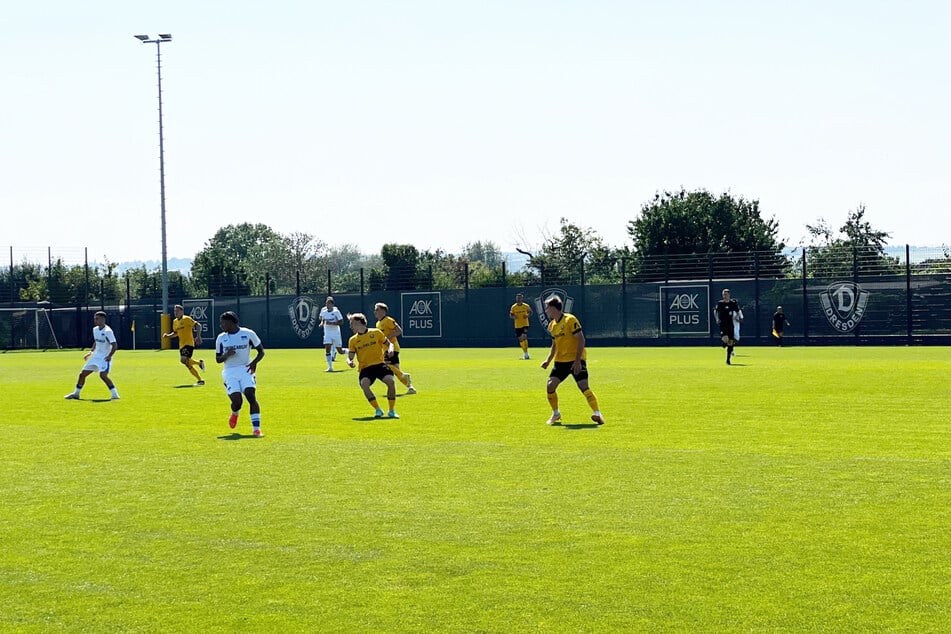 Bei Temperaturen jenseits der 30 Grad schwitzen Dynamo Dresden und Hertha BSC II beim Testspiel.