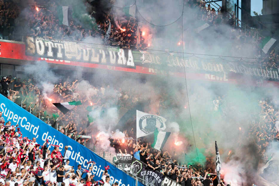 Die Fans von Borussia Mönchengladbach zündeten beim Spiel gegen den 1. FC Köln Pyrotechnik, im Kölner Block zündete ein Mann (35) einen lauten Böller, der zwölf Menschen verletzte.