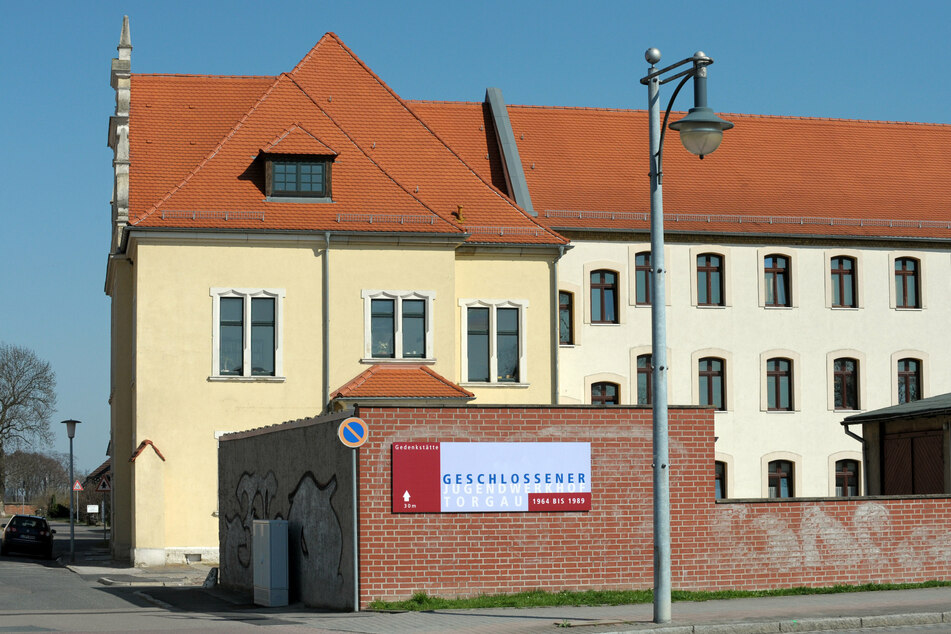Die Gedenkstätte befindet sich seit 1998 im ehemaligen Verwaltungsgebäude des Geschlossenen Jugendwerkhofs in Torgau, in dem zwischen 1964 und 1989 Tausende Jugendliche untergebracht und oft auch misshandelt worden sind. (Archivbild)