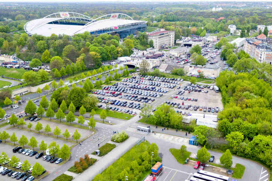 Rund um die Red Bull- Arena mangelt es an Parkplätzen.