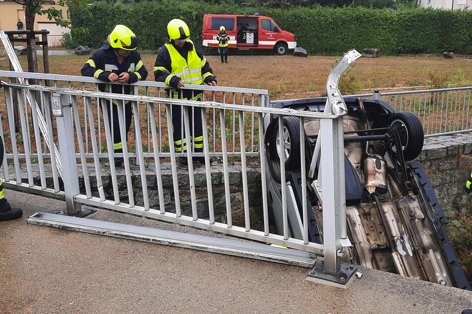 Unfall in Großröhrsdorf: Suzuki stürzt in die Große Röder