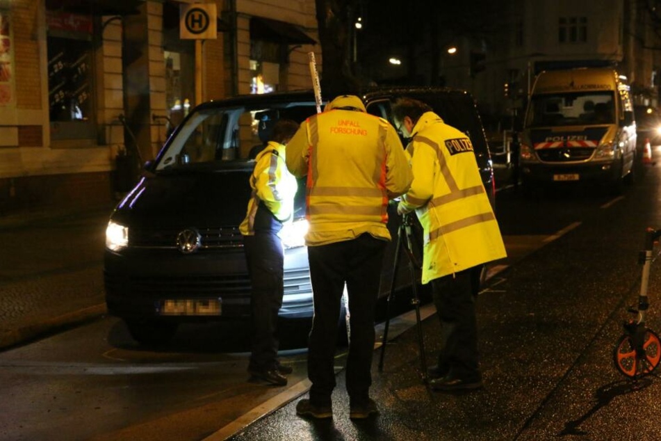 Der Verkehrsermittlungsdienst untersucht die Unfallstelle.