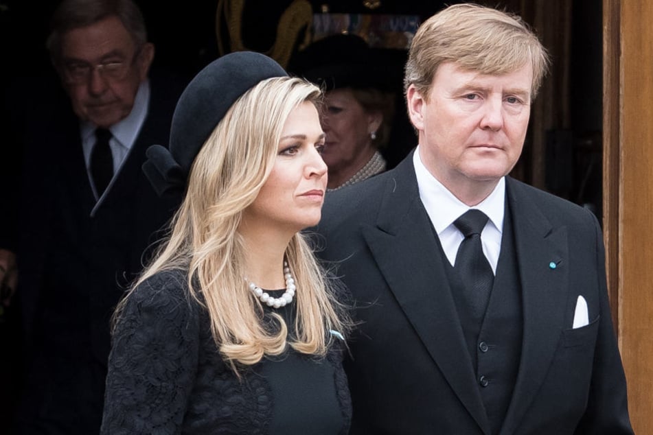 2017 hatte Königin Máxima bereits um ihren Vater Jorge Zorreguieta trauern müssen. Damals wie heute steht Willem-Alexander ihr bei.
