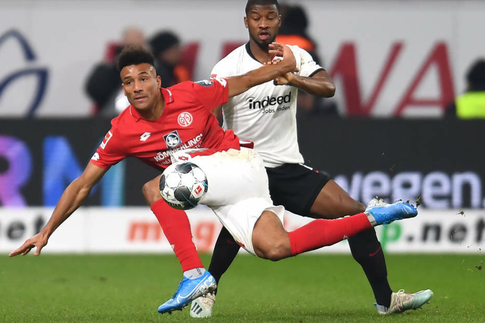 Hart umkämpfte Partie: Karim Onisiwo (l.) im Zweikampf mit Frankfurts Almamy Toure.