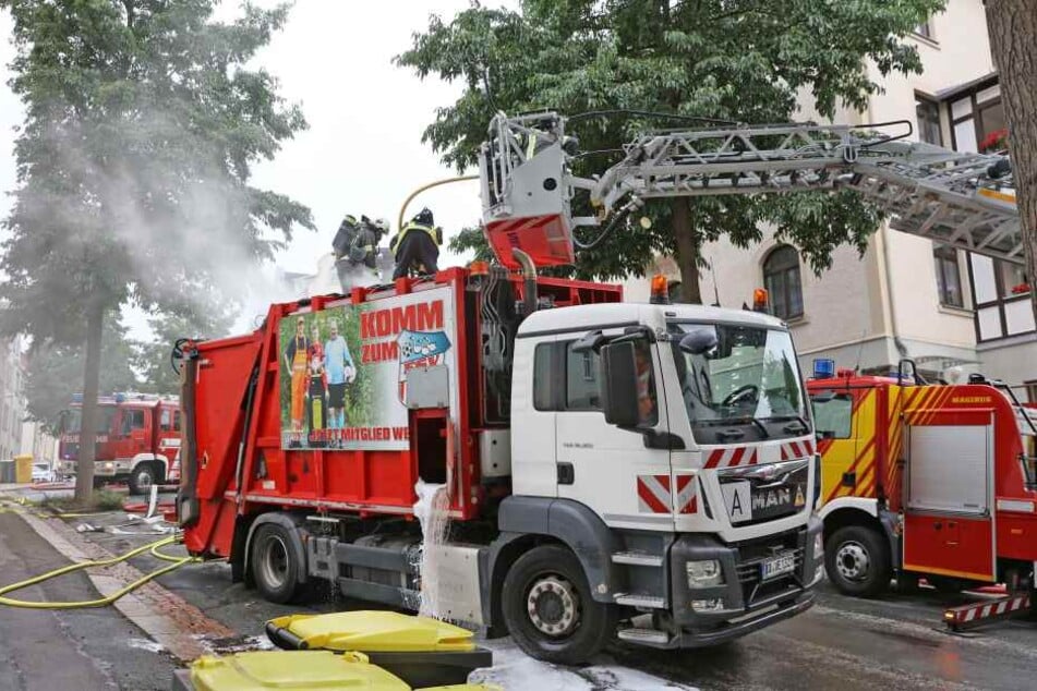 Um den Brand zu löschen, musste die Feuerwehr das Dach des Müllwagens aufschneiden.