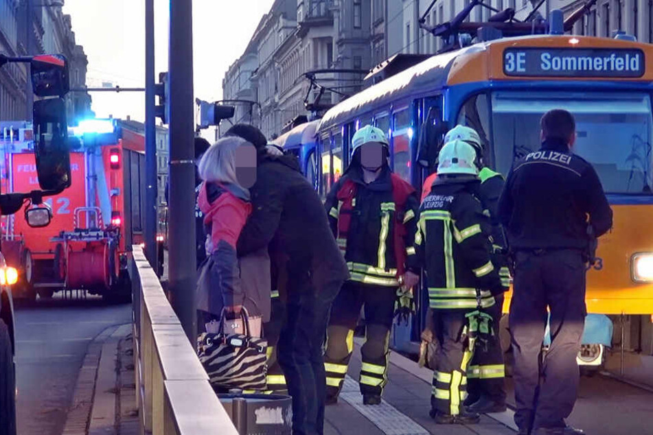 Der Schock sitzt tief: Am Samstagnachmittag geriet eine Frau (26) unter die Straßenbahn.